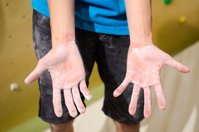 楢崎明智選手の手撮影：五味渕秀行