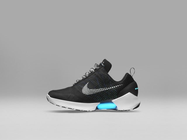 一瞬の操作でシューレースの微調整ができる「ナイキ ハイパーアダプト 1.0」9月発売