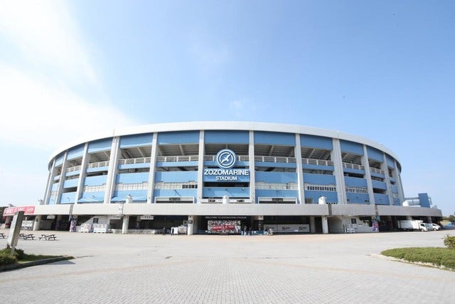 始球式で渡辺俊介と里崎智也がバッテリー復活！ZOZOマリンスタジアム「J:COMスペシャルデー」開催