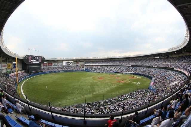 始球式で渡辺俊介と里崎智也がバッテリー復活！ZOZOマリンスタジアム「J:COMスペシャルデー」開催