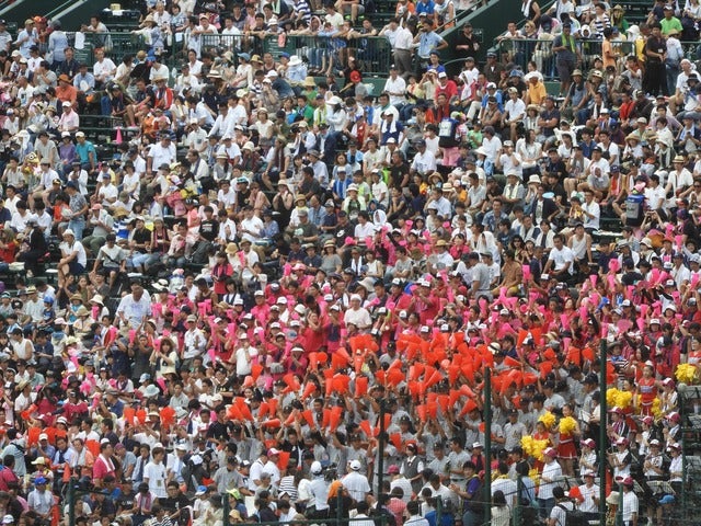 カラフルに染まる応援席を見るのも楽しみの一つともいえる撮影：手束仁