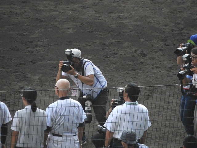 メディアは常に時の人や、ヒーローを追いかけていく。今年で引退することになった75歳の超ベテラン日本文理の大井道夫監督にもカメラが向けられるのは当然撮影：手束仁