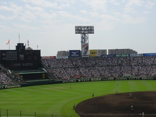 外野スタンドもいっぱいの甲子園撮影：手束仁