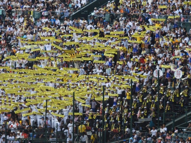 各校がそれぞれの特徴を示していく応援席も楽しい撮影：手束仁