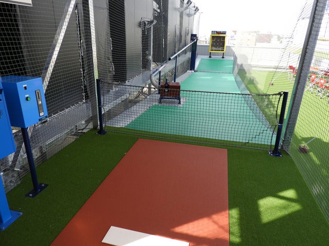スポーツオーソリティに屋上バッティングセンターが誕生…子供向け野球教室を実施
