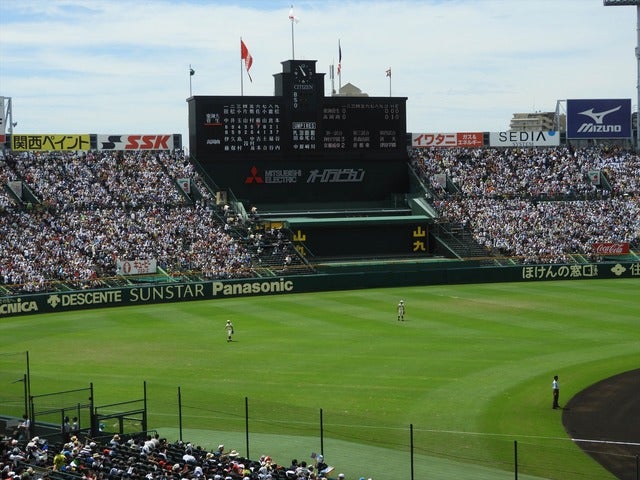 甲子園のスタンドは独特の雰囲気撮影:手束仁