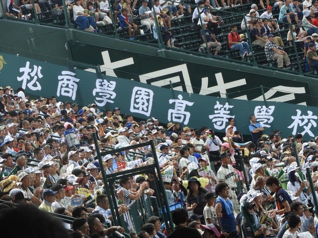 松商学園応援横断幕撮影:手束仁