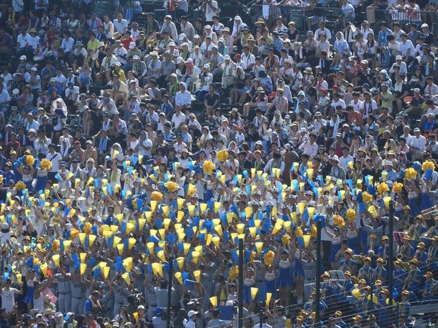 接戦に沸く、仙台育英応援席撮影:手束仁