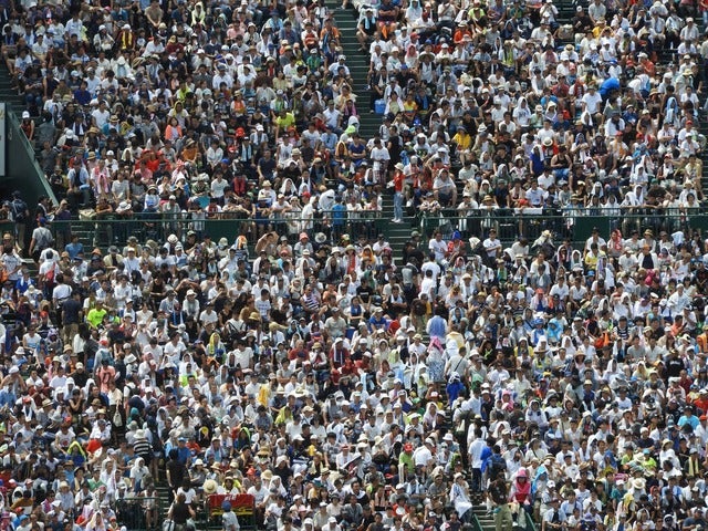 朝早くから外野席も人で埋まった撮影:手束仁