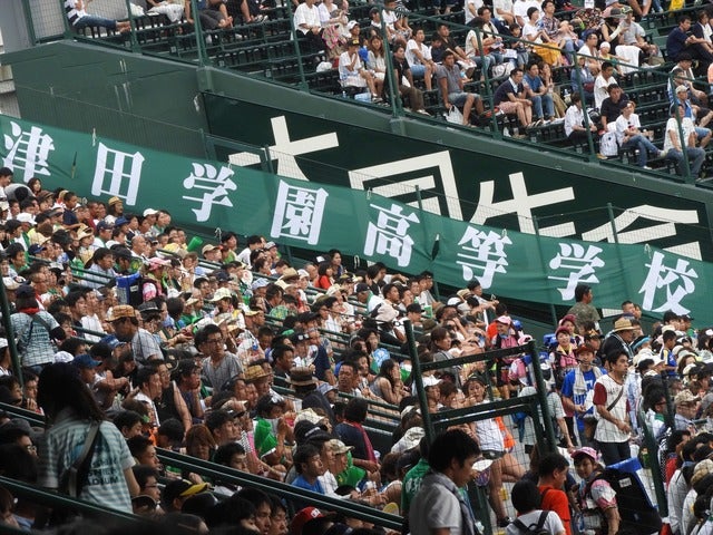 津田学園の応援席撮影:手束仁