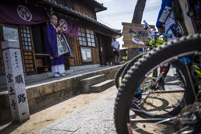 レース前には安全を祈願して全選手が頭を下げた(c) Red Bull Content Pool