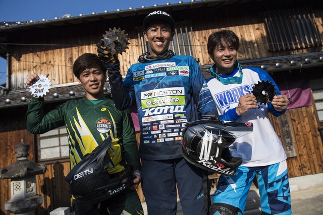 （左から）2位の高山祐次郎、優勝の井手川直樹、3位の虎井秀将(c) Red Bull Content Pool