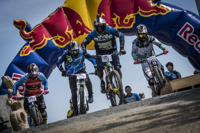 4人のライダーが一斉にスタートして、その着順によって勝ち上がっていく(c) Red Bull Content Pool