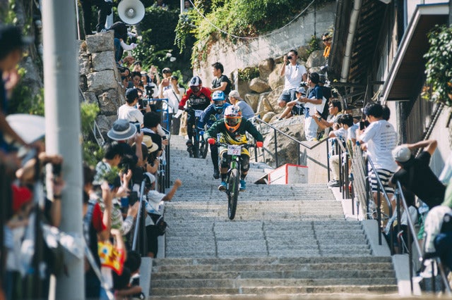 石階段の脇には大観衆が陣取った(c) Red Bull Content Pool