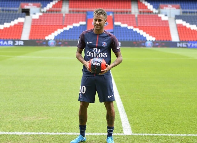 パリ・サンジェルマンに移籍したネイマール（2017年8月4日）(c) Getty Images