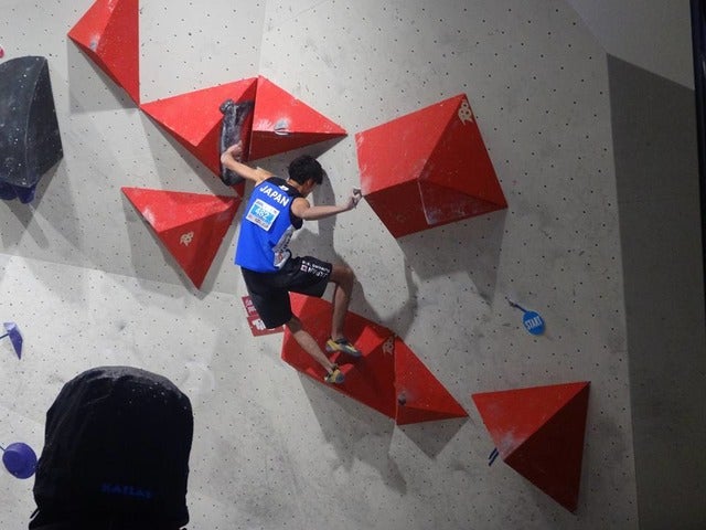 世界ユース選手権男子ボルダリング（ジュニア）で2位になった楢崎明智（2017年9月2日）画像提供：日本山岳・スポーツクライミング協会