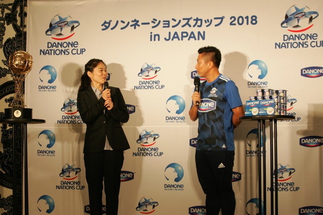 軽快なサッカートークを繰り広げる澤穂希と前園真聖撮影＝山口和幸