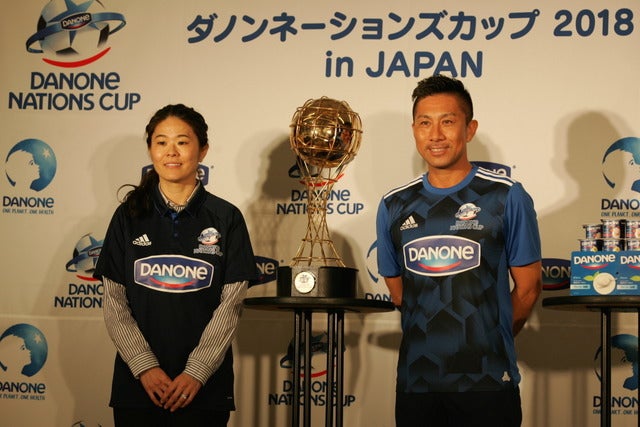 「ダノンネーションズカップ2018 in JAPAN」に注目する大会アンバサダーの前園真聖（右）とゲストの澤穂希撮影＝山口和幸