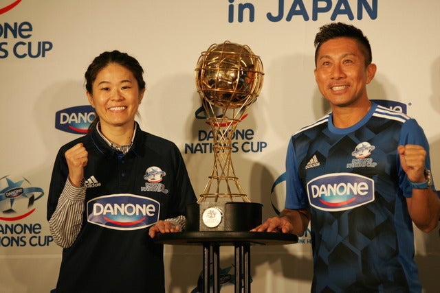 「ダノンネーションズカップ2018 in JAPAN」に注目する大会アンバサダーの前園真聖（右）とゲストの澤穂希撮影＝山口和幸