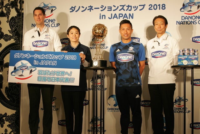 12歳以下世界一を決めるダノンネーションズカップを目指せ！…前園真聖と澤穂希がエール撮影＝山口和幸