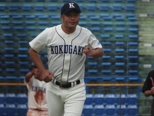 バッテリーに指示を与えて駆け足でベンチに戻る國學院大・鳥山泰孝監督手束仁