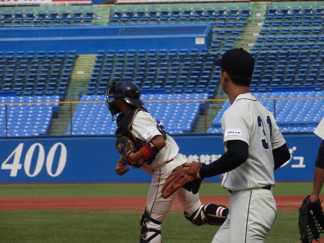 活気のある國學院大シートノックでの捕手の送球練習手束仁