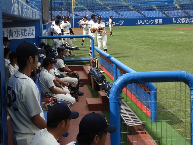 相手校のシートノックを見つめる國學院大手束仁