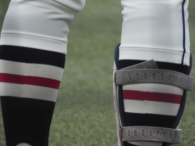 鳥山監督がこだわって、古代紫のラインを入れた國學院大のストッキング手束仁