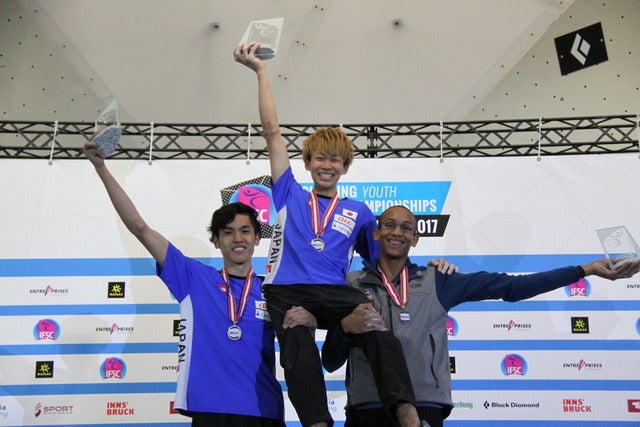 スポーツクライミング世界ユース選手権男子リード（ジュニア）で緒方良行（中央）が優勝。楢崎明智が2位に（2017年9月9日）画像提供：日本山岳・スポーツクライミング協会