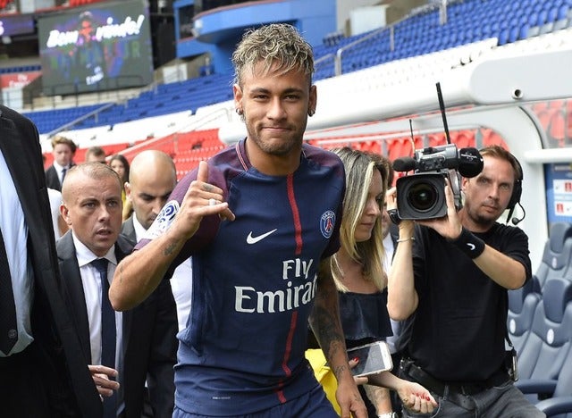 パリ・サンジェルマンに移籍したネイマール（2017年8月4日）(c) Getty Images