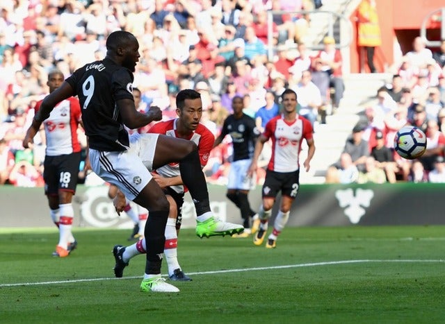 ルカクが6戦連続ゴール（後方）吉田麻也（2017年9月23日）(c) Getty Images