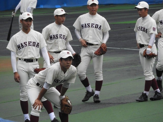 サイドノックをしていても、後方の人工芝はラバーが露出している撮影：手束仁