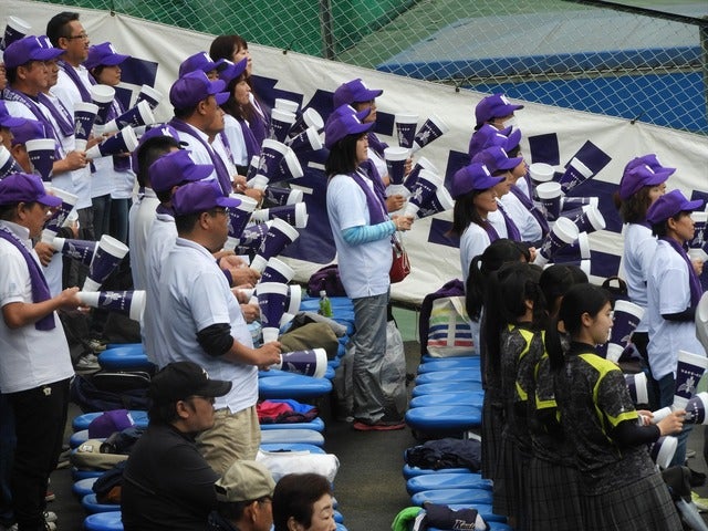 ベンチのすぐ上が応援スタンドとなっている神宮第二球場撮影：手束仁