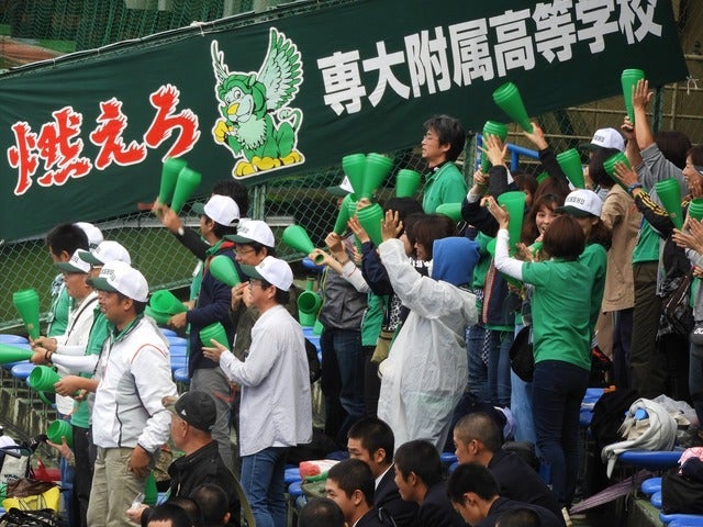 狭いスタンドでも、応援は盛り上がる撮影：手束仁