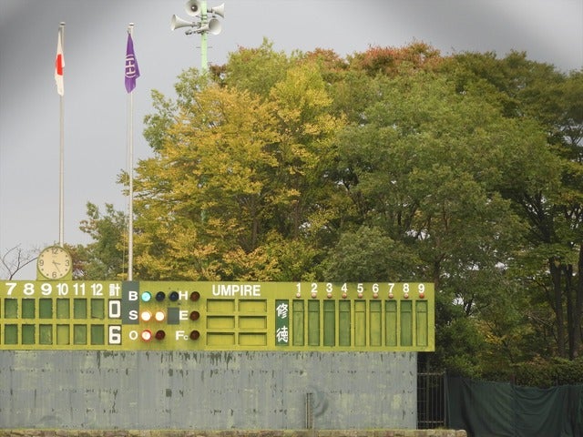 手書きボードの球場=多摩一本杉撮影：手束仁