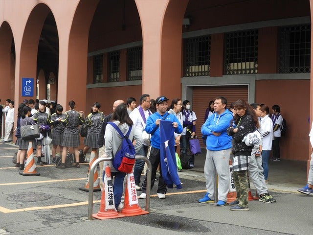 第二球場で試合が終わると、神宮球場下で佇む人の姿も多い撮影：手束仁