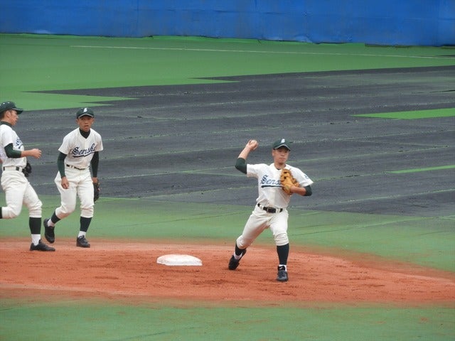 二塁ベースのすぐ後ろの外野部分の人工芝は擦り切れている撮影：手束仁