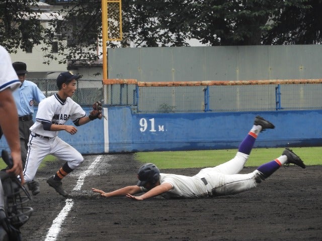 三塁ベースへ猛然と頭から滑り込む撮影：手束仁