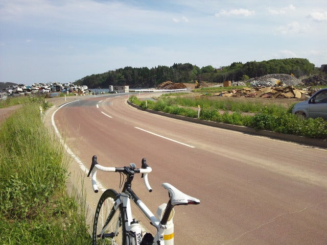 2012年の気仙沼大島。瓦礫が道路脇に山積みされていた