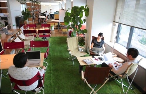 スノーピーク×岡村製作所、オフィス家具とアウトドアを融合させた「オフィスキャンパーズ」始動