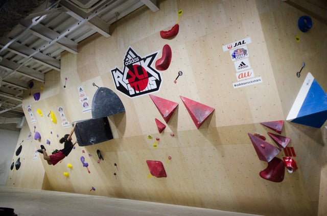 B-PUMP 荻窪店のコンペティションウォール撮影：五味渕秀行