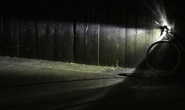 広く、遠くまで照らす自動調光式の自転車用ライト「ラディエイト400」発売