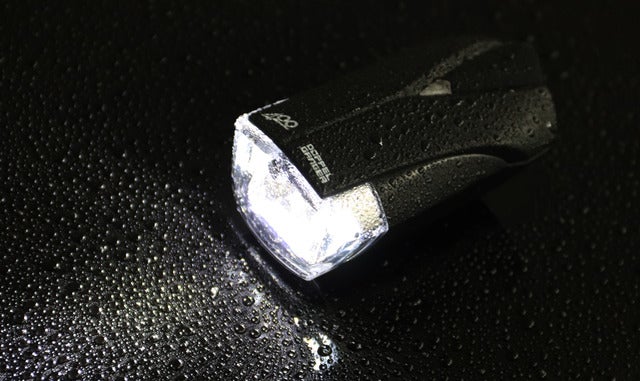 広く、遠くまで照らす自動調光式の自転車用ライト「ラディエイト400」発売