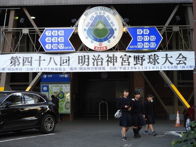明治神宮球場外野側の入口撮影：手束仁