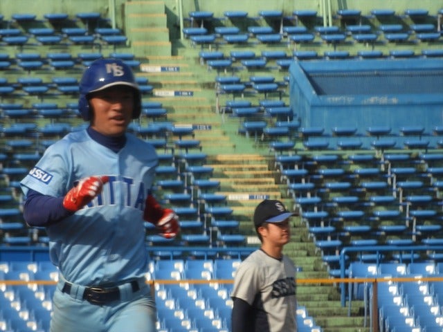 決勝本塁打を放った日体大・船山君(３年・日大三)撮影：手束仁