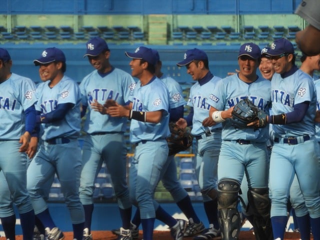 健闘をたたえ、喜び合う日体大撮影：手束仁