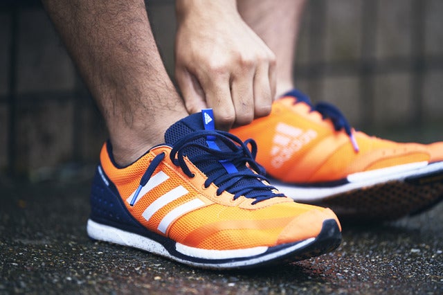 アディダス、青山学院陸上競技部着用モデル「アディゼロ タクミ」発売