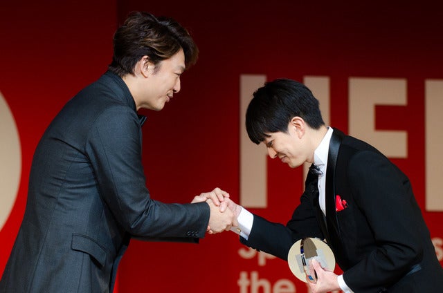 HEROs AWARD 2017に登壇した香取慎吾さん(左)撮影:編集部
