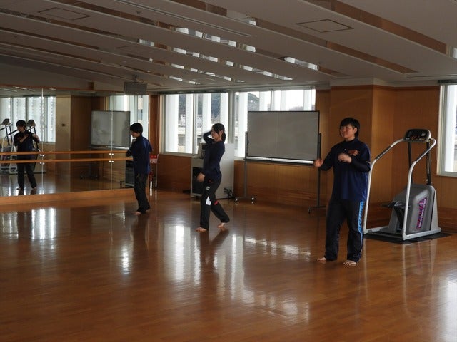 軽いボールでも肘の使い方は意識して…撮影：手束仁