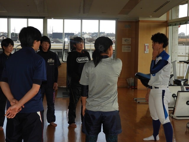 女子プロ野球選手の話に耳を傾ける高校生撮影：手束仁